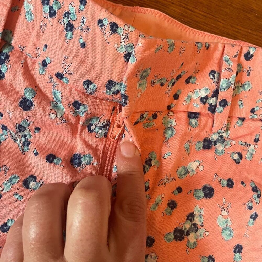 CLUB MONACO | pink pattern summer shorts 0 - Picture 4 of 7